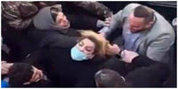 واکنش عباس عبدی به ضرب و شتم یک مادر معترض به مسمومیت فرزندش