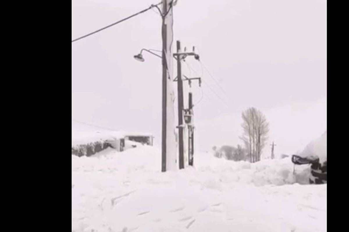 دفن خانه های حومه پیرانشهر زیر برف+فیلم
