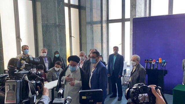 احمد خاتمی عضو فقهای شورای نگهبان رأی خود را به صندوق انداخت+ عکس
