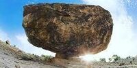 این سنگ عجیب ۱۵۰ سال بین زمین و هوا معلق است!+تصاویر