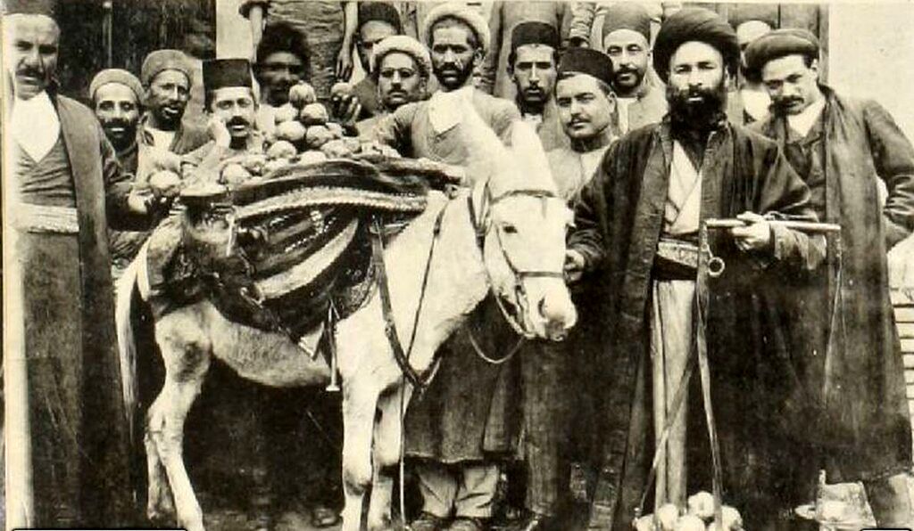 عکسی ناب از دوره‌ گرد انار فروش در عهد قاجار