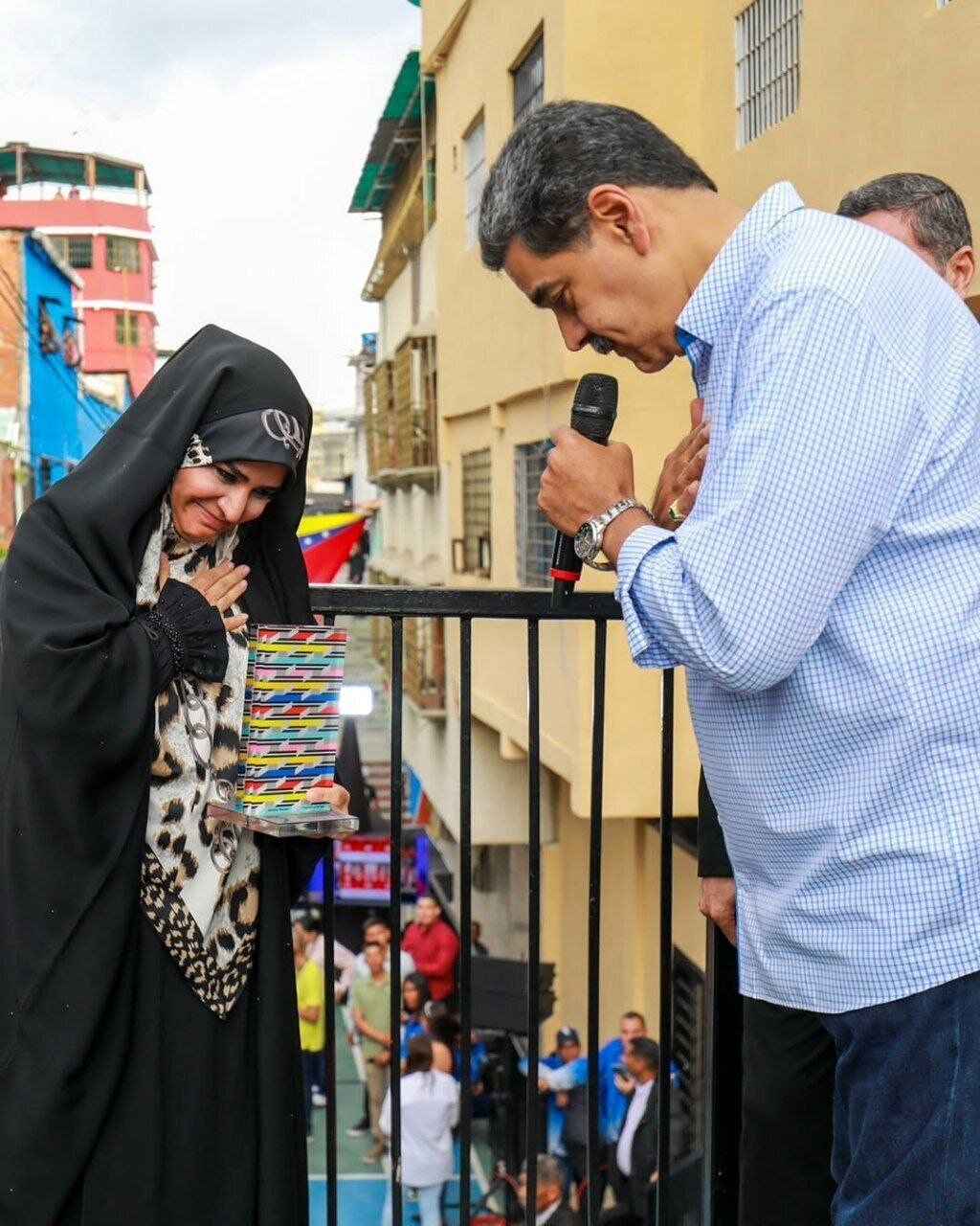 عکس | ادای احترام نیکولاس مادورو مقابل سحر امامی؛ لبخند مجری خبرساز شبکه خبر بعد از دریافت جوایز ویژه روزنامه‌نگاری!