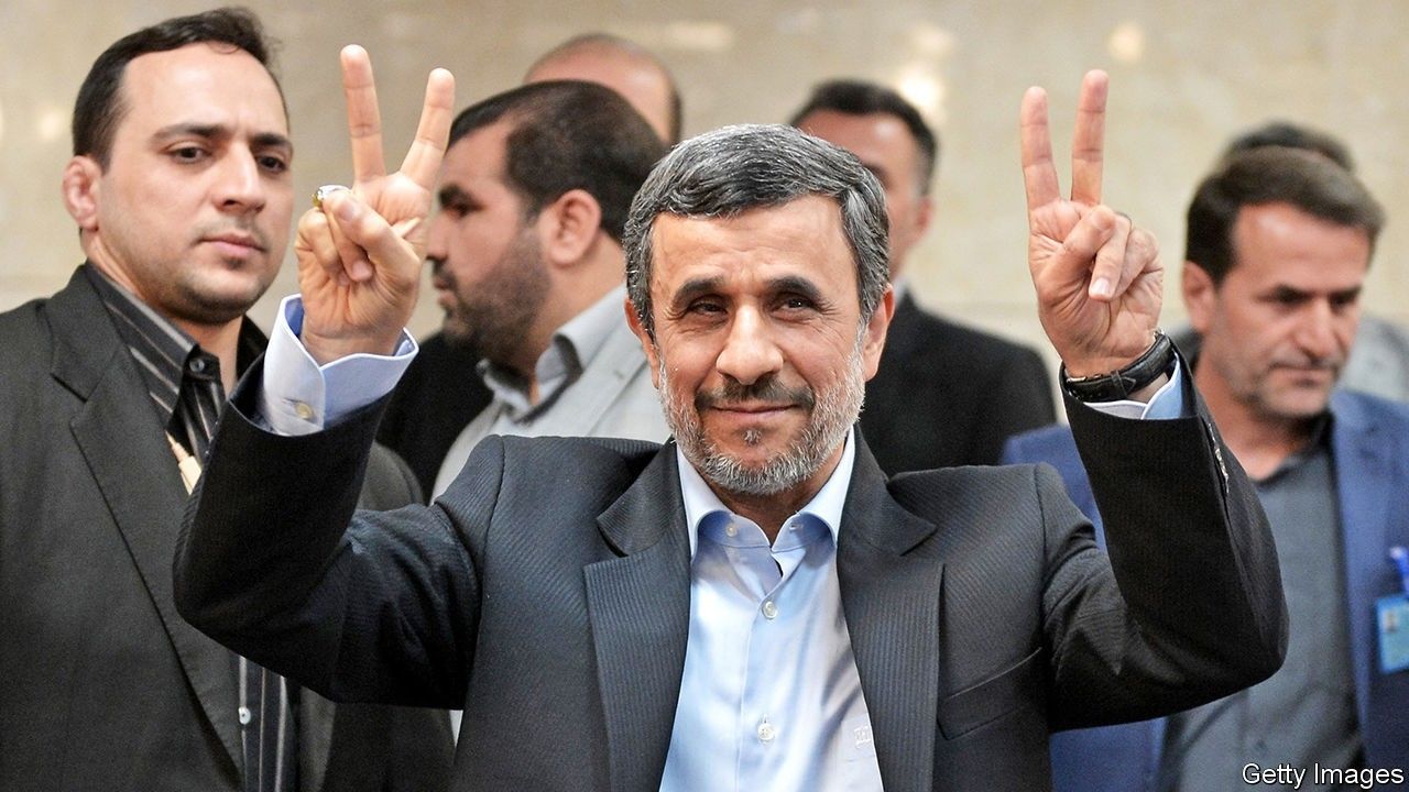 بالا رفتن احمدی‌نژاد از نرده‌های‌ وزارت کشور +فیلم