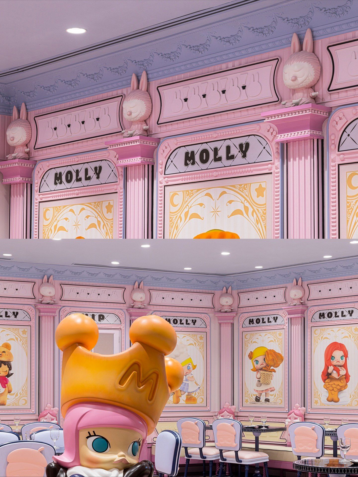 تصاویری از فضای داخلی فروشگاه پرچمدار برند پاپ مارت (POP MART) در مرکز خرید آیکون سیام بانکوک، که توسط استودیوی X+Living با طراحی مفهومی و الهام از نقوش معبد وات آرون تایلند اجرا شده و دارای فضای پیکسلی و کافه «داستان پریان» است.