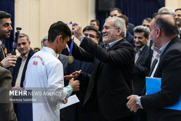 هدیه ویژه علیدوستی به مسعود پزشکیان+ عکس