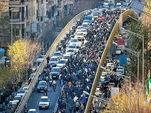 روایتی از دل اعتراضات بازاریان؛ برای خرید یک بیسکویت هم باید قیمت آن را چک کرد/ اینجا همه برای یک لقمه نان مبارزه می‌کنند/ کسی از روی سیری اعتراض نمی‌کند، گرانی و تورم مردم را به‌شدت اذیت می‌کند 