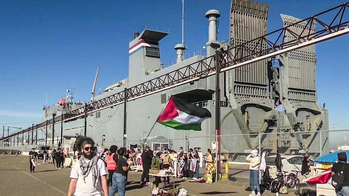  معترضان آمریکایی مانع کمک رسانی دولت به اسرائیل شدند/ کشتی حامل سلاح به گل نشست!