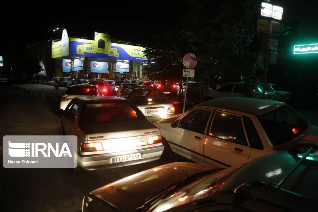 هجوم خودروها به پمپ بنزینن‌های پایتخت بعد از وقوع زلزله+عکس
