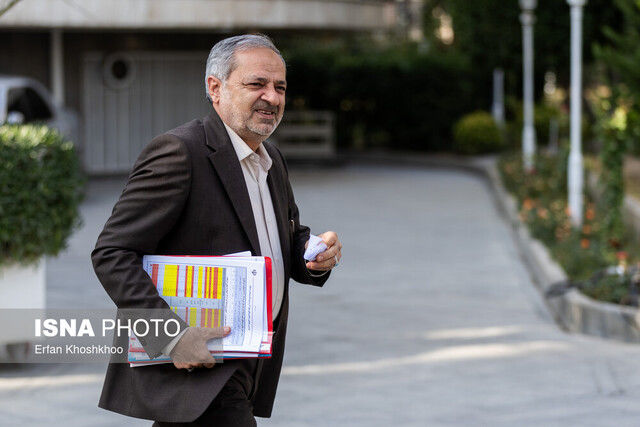 وقتی «وزیر» بلندگوی «تندروها» می‌شود؛ آقای وزیر! وقتی برای برخورد با یک معلم داوطلب می‌شوید، آیا آماری از وضعیت معیشت معلمان دارید؟  کلاس درس، میدان جنگ نیست/ به‌جای مشق رادیکالیسم به مشق عدالت بپردازید