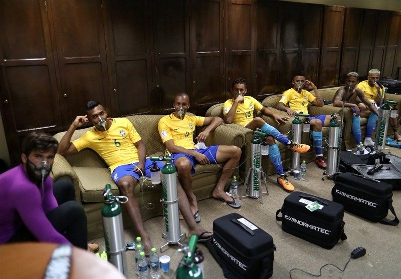 بازیکنان فوتبال برزیل زیر ماسک اکسیژن + تصویر
