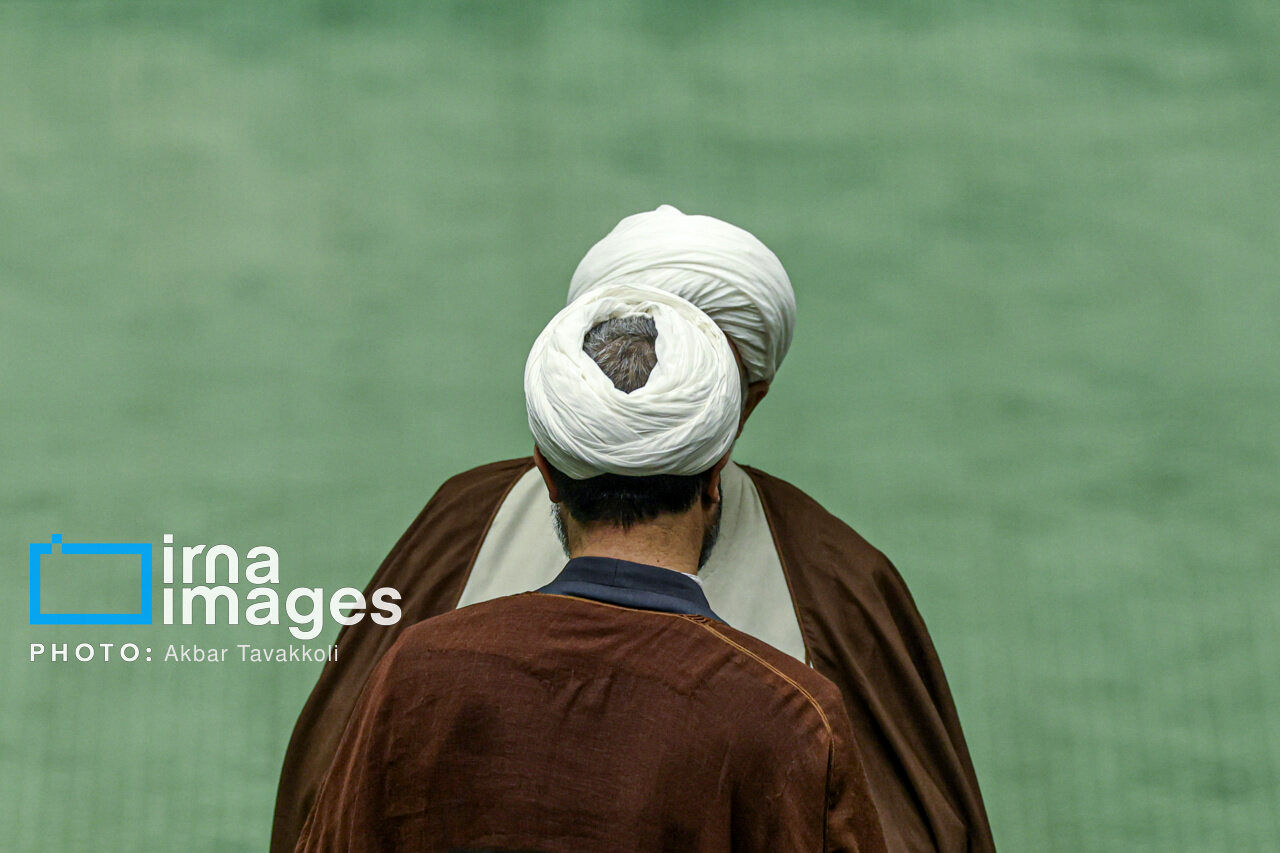 تصاویری از ژست‌های عجیب نمایندگان مجلس در صحن/ خنده‌های قالیباف و رسایی/ جلسه نمایندگان کف زمین