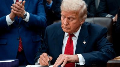  وال استریت ژورنال: ترامپ درباره آمریکایی‌ خواندن تنگه هرمز شوخی کرد!