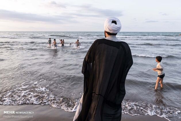 طلاب جوان در سواحل گیلان