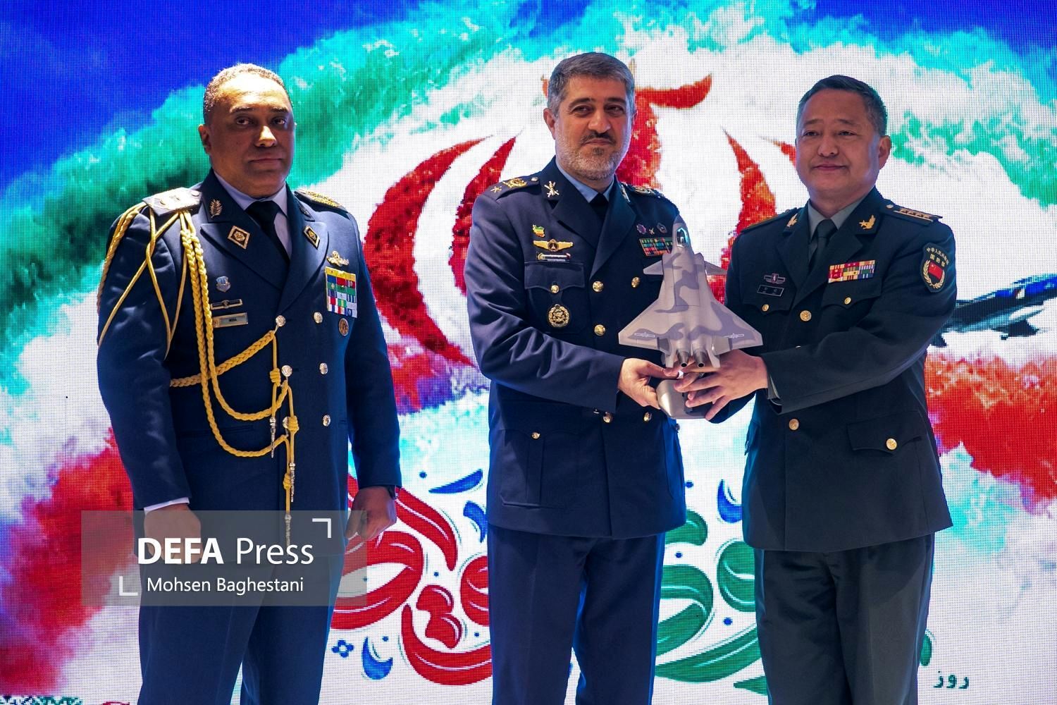 اهدای ماکت جنگنده «جی- ۲۰» توسط وابسته نظامی چین به فرمانده نیروی هوایی/ ایران این جنگنده را خریده است؟ + فیلم
