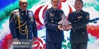 اهدای ماکت جنگنده «جی- ۲۰» توسط وابسته نظامی چین به فرمانده نیروی هوایی/ ایران این جنگنده را خریده است؟ + فیلم