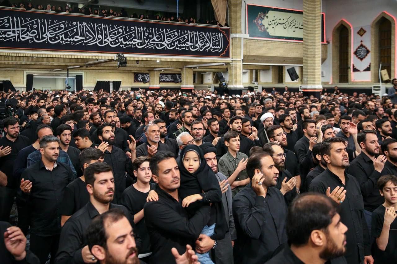 حضور پزشکیان؛، لاریجانی و سردار جعفری در مراسم عزاداری سید و سالار شهیدان (ع) در حسینیه امام خمینی (ره)