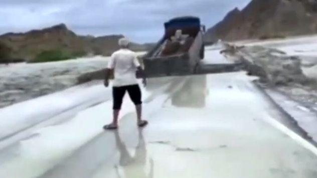 فیلم فروریختن یک پل  هنگام عبور کامیون در هرمزگان