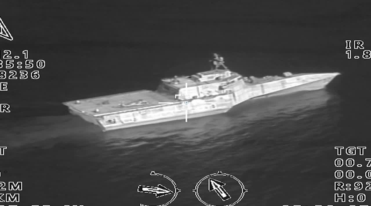 تصاویری از آتش آفند و پدافند نیروی دریایی سپاه در آب‌های خلیج فارس/ رصد ناو آمریکایی توسط نیروی دریایی سپاه/ مانور در چه مناطقی اجرا شد؟