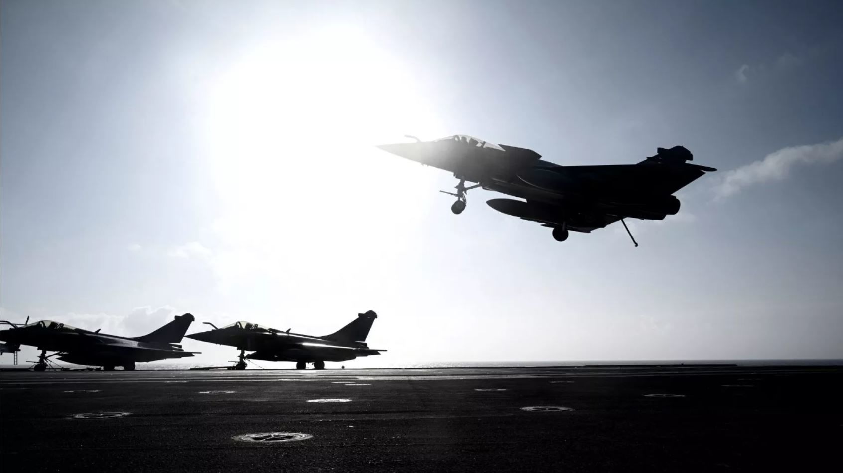 ادامه پرواز جنگنده‌ها در آسمان یمن/ حمله هوایی به مناطقی در شمال و غرب این کشور
