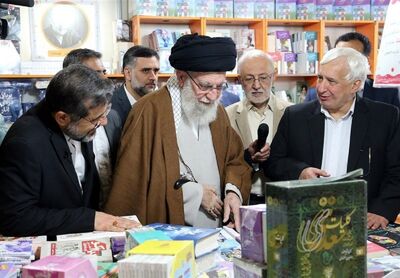 رهبر انقلاب از نمایشگاه کتاب بازدید کردند
