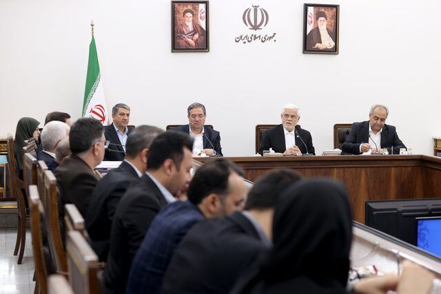 عارف هشدار داد: نجات دریاچه ارومیه نیازمند اصلاح الگوی کشت و برخورد جدی با چاه‌های غیرقانونی است