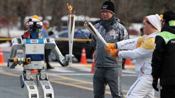 یک ربات مشعل المپیک را حمل کرد ! +عکس