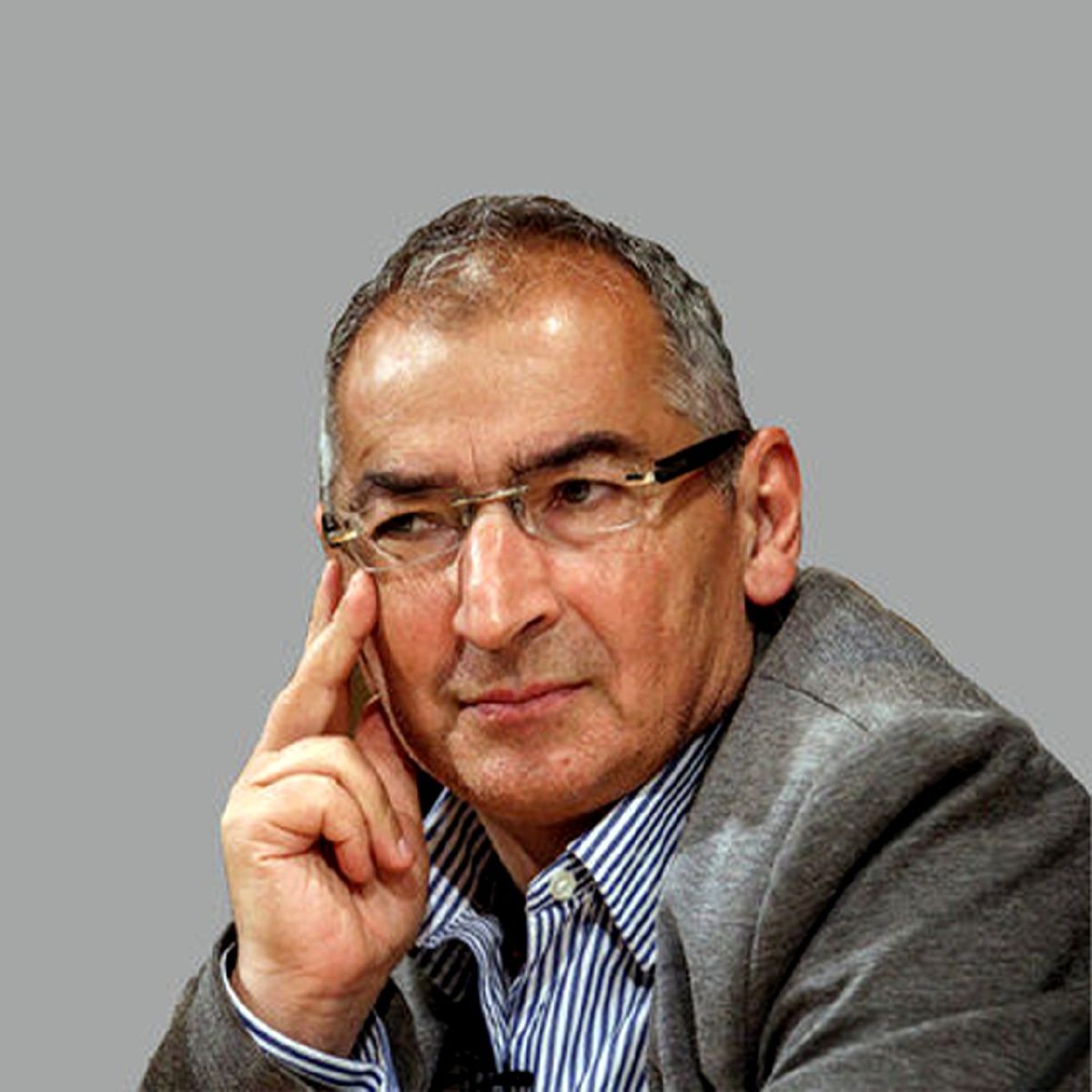 دادگاه صادق زیباکلام را مجرم شناخت