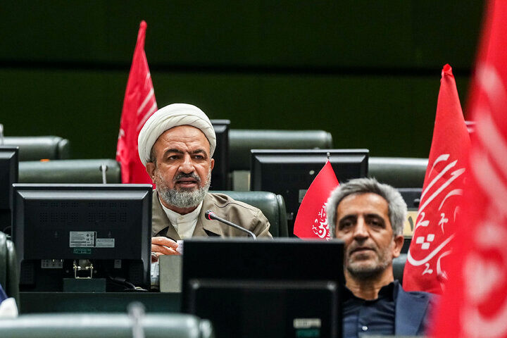 نمایندگان پرچم به دوش وارد صحن شدند/ قالیباف نیامد، حاجی بابایی رئیس جلسه شد+ تصاویر