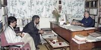 عکس کمتر دیده شده از ابراهیم یزدی زیر تابوت دکتر شریعتی