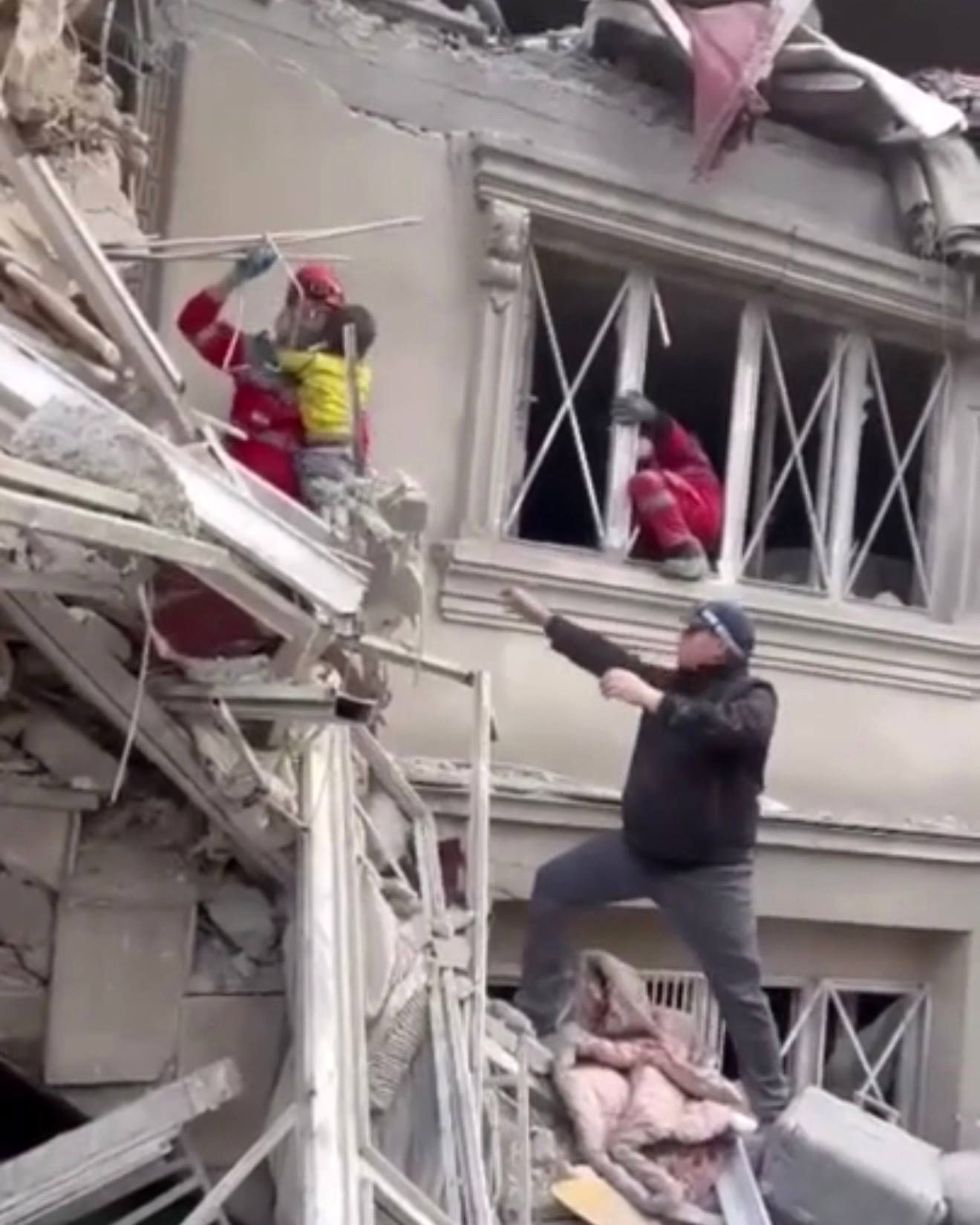 لحظه نجات یک کودک از زیر آوار در تهران+ عکس