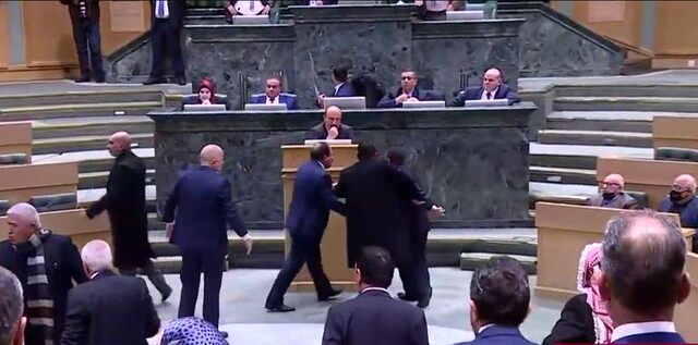 علت درگیری فیزیکی در جلسه پارلمان اردن+عکس