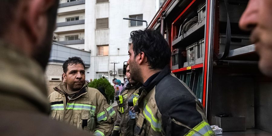 سرقت باورنکردنی از ماشین آتش‌نشانی درحین عملیات+ فیلم