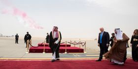 از گوی نورانی تا رقص شمشیر؛ پشت پرده سفر جنجالی ترامپ به عربستان، امارات و قطر/ چگونه پادشاهی رگ خواب ترامپ را به دست آورد؟