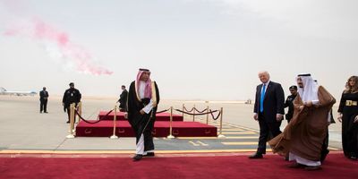 از گوی نورانی تا رقص شمشیر؛ پشت پرده سفر جنجالی ترامپ به عربستان، امارات و قطر/ چگونه پادشاهی رگ خواب ترامپ را به دست آورد؟