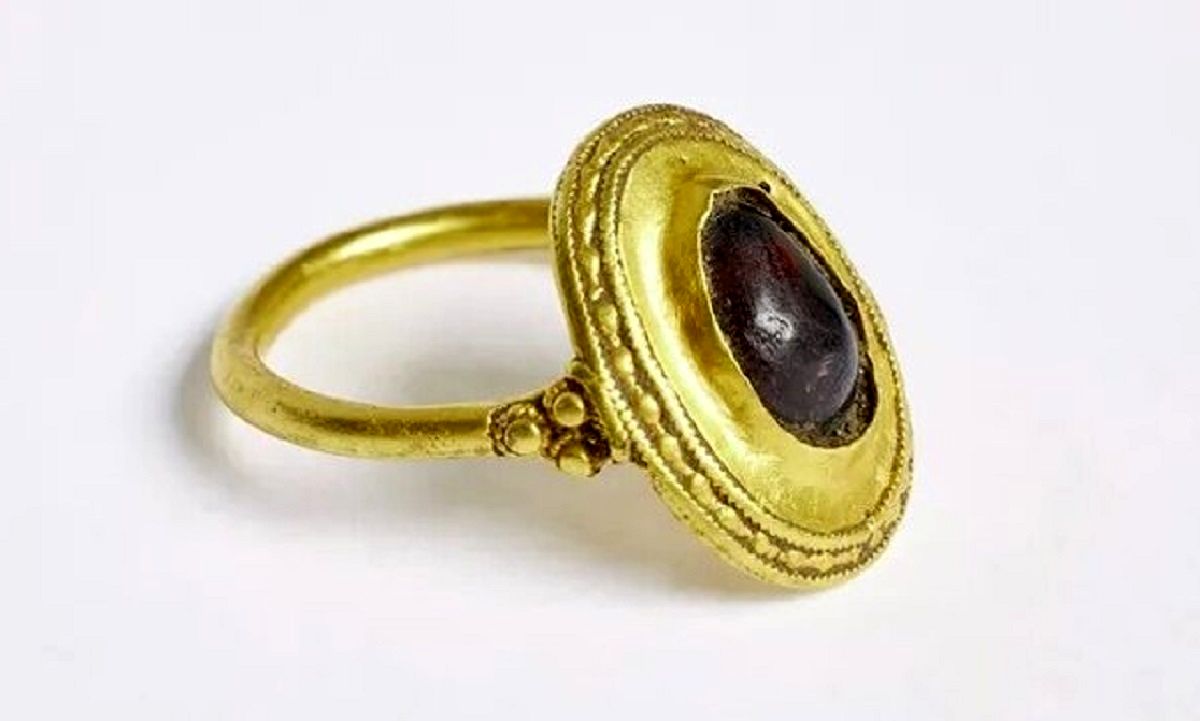 یک انگشتر طلای 1500 ساله کشف شد+ عکس