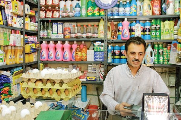 ضربه فروشگاههای زنجیره ای بر پیکر بقالیهای محلی / 3 راه پیش روی آنها برای بقاء چیست؟