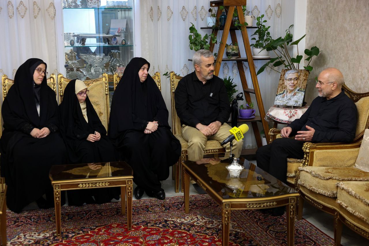 تصویری از دیدار قالیباف با دختران سپهبد شهید باقری