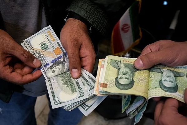 افت قیمت طلا و ارز زیر سایه سنگین مذاکرات ایران و آمریکا | عقب‌نشینی دلار تا کانال 157 هزار تومان | طلا کانال 16 میلیونی را از دست داد 