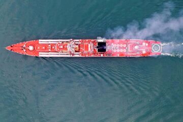 حادثه فجیع / آتش‌سوزی وسیع در یک کشتی / 3 هزار خودرو سوخت + تعداد تلفات  