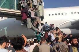 نشستن یک شهروند افغانی داخل موتور هواپیما + عکس