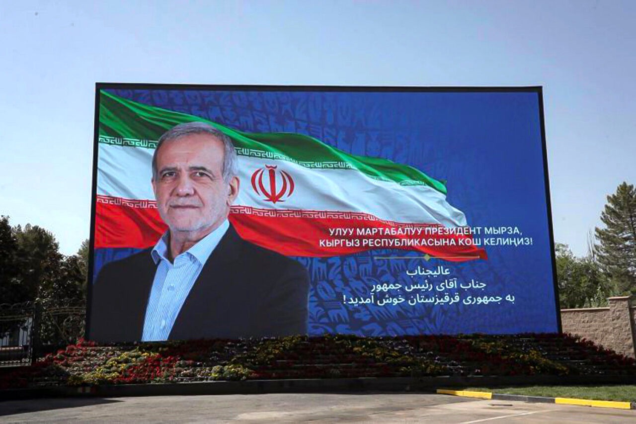 پزشکیان و دخترش در افتتاحیه مسابقات جهانی قرقیزستان/ عکس رئیس جمهور ایران روی بیلبورد رفت+ تصاویر