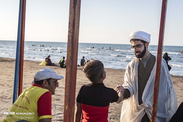 طلاب جوان در سواحل گیلان
