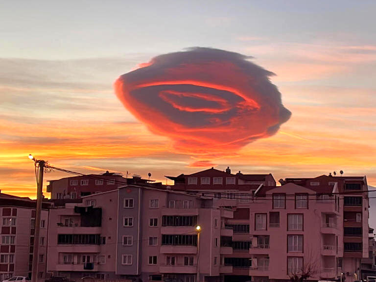 مشاهده بشقاب پرنده در  آسمان ترکیه/ ماجرا چیست؟+عکس