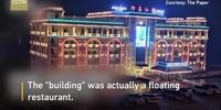 جابه‌جایی رستوران شناور پنج‌طبقه در رودخانه‌ای در چین
