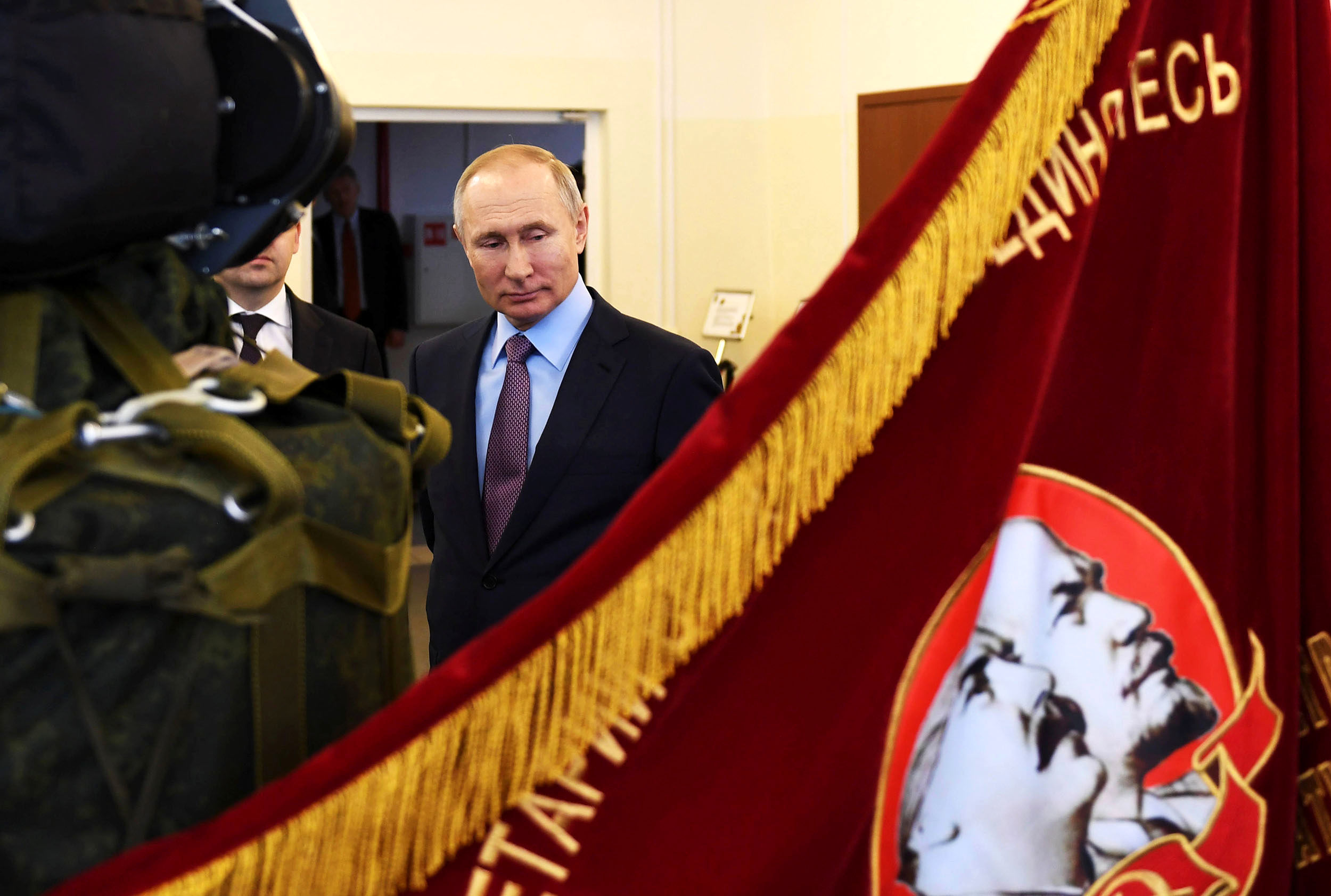 ردای امپراتوری سرخ بر قامت پوتین/توسل به تهدیدی خیالی برای بقا