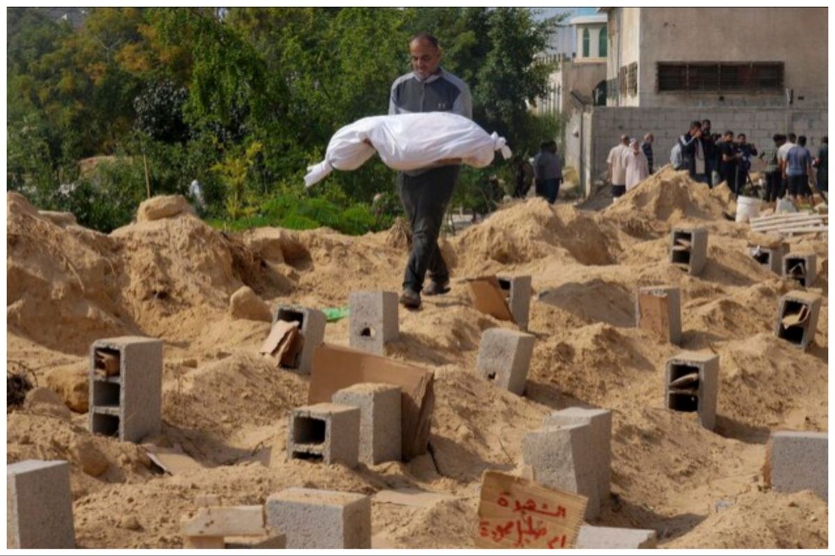 فاجعه بزرگ در غزه / زمین پوشیده از اجساد پیچیده در کفن‌های سفید