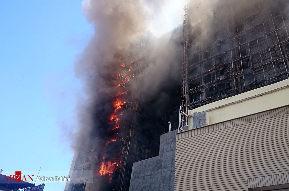 آتش سوزی مهیب یک هتل بلند مرتبه در حال ساخت در مشهد + عکس
