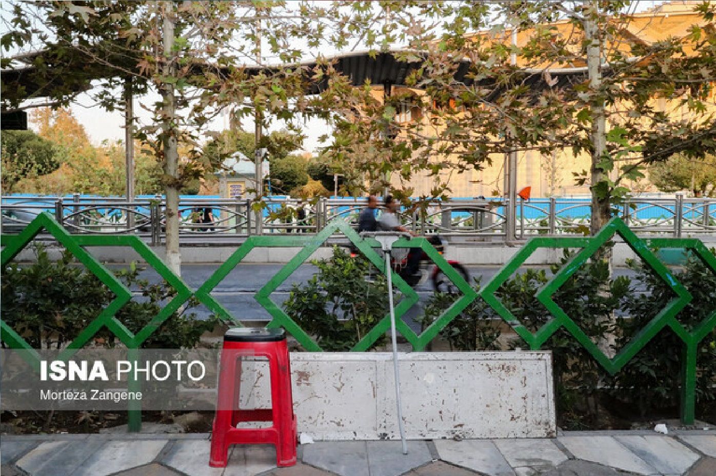 ساماندهی بساط‌گستران خیابان ولیعصر در محل