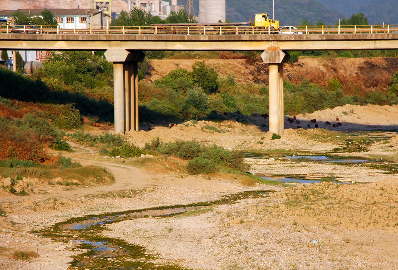 داستان خشک شدن رودخانه چالوس+عکس ها