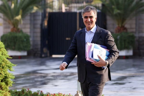 فرزین: نرخ دلار مرکز مبادله را در نرخ ۷۰ هزار تومان نگه می‌داریم